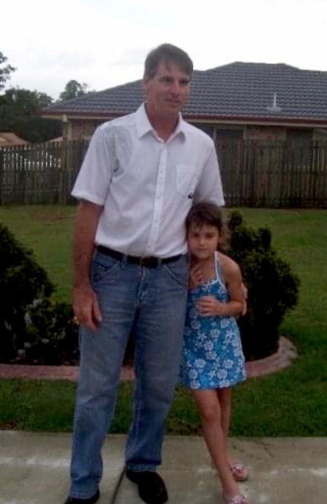 A young Kaylee McKeown with her late father Sholto