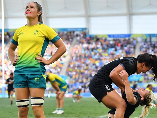 GOLD COAST, AUSTRALIA - APRIL 15:  New Zealand Kelly Brazier (8) is congratulated by team mates after scoring the winning try in the Women's Gold Medal Rugby Sevens Match between Australia and New Zealand on day 11 of the Gold Coast 2018 Commonwealth Games at Robina Stadium on April 15, 2018 on the Gold Coast, Australia.  (Photo by Dan Mullan/Getty Images)