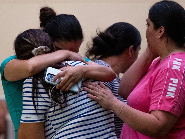 UVALDE, TEXAS - MAY 24: People mourn outside of the SSGT Willie de Leon Civic Center following the mass shooting at Robb Elementary School on May 24, 2022 in Uvalde, Texas. According to reports, 19 students and 2 adults were killed, with the gunman fatally shot by law enforcement.   Brandon Bell/Getty Images/AFP == FOR NEWSPAPERS, INTERNET, TELCOS & TELEVISION USE ONLY ==