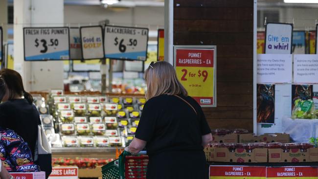 Australians are saving on average $315 a year through one trick. Picture: NewsWire / Gaye Gerard