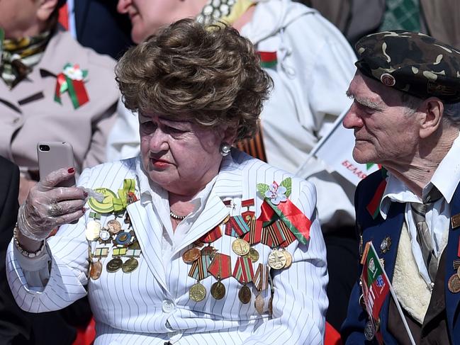 TOPSHOT - Veterans gather to watch a military parade to mark the 75th anniversary of the Soviet Union's victory over Nazi Germany in World War Two, in Minsk on May 9, 2020. (Photo by Sergei GAPON / AFP)