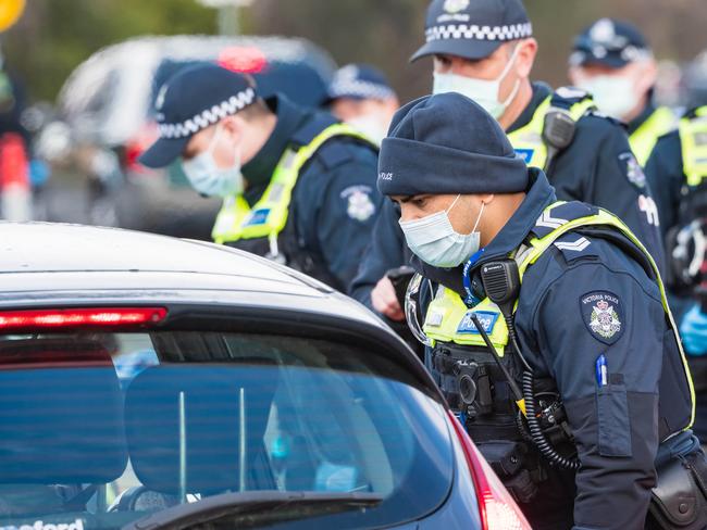 WODONGA VIC - JULY 12TH, 2021:Victoria police have set up a new check point near the NSW Victorian border between Albury Wodonga on the Lincoln Causeway.Picture: Simon Dallinger