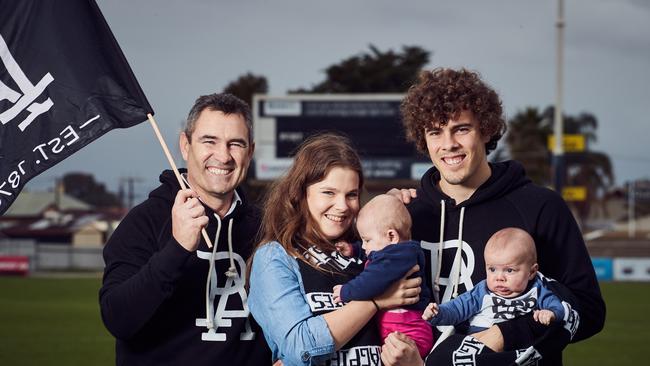 Tim Ginever, his son Darcy Ginever (far right), Morgan Drewer and twins Ember and Xavier Ginever in 2018 in front of the iconic scoreboard at Alberton Oval. Picture: Matt Loxton