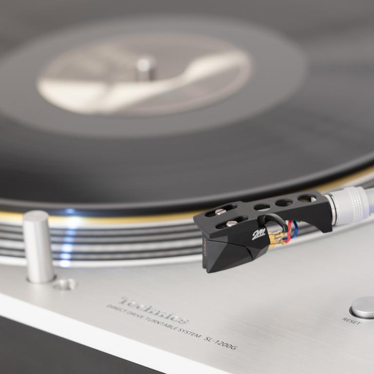 Technics' top of the line SL1200G shows off the brand's commitment to craftsmanship, but it doesn't come cheap.