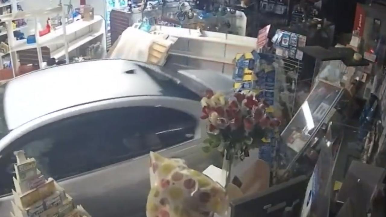 Watch: Thieves steal thousands in midnight ram raid