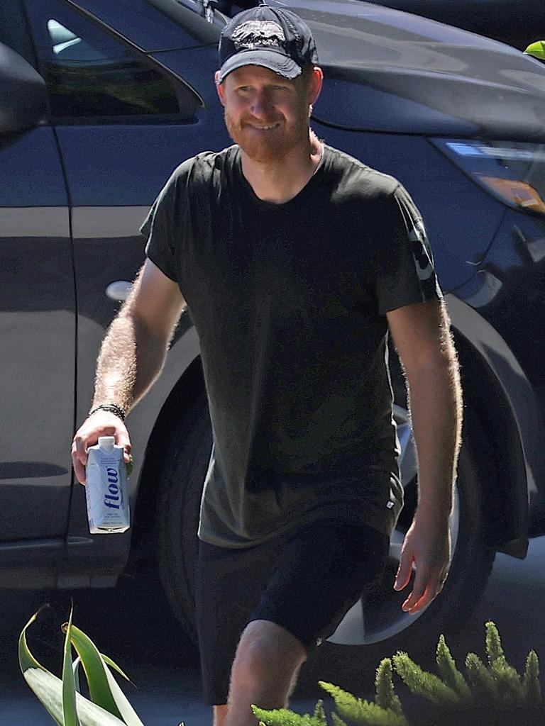 Prince Harry looks buff leaving gym in Los Angeles | Photos