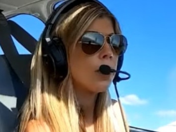 The moment Jenny's plane's battery died on a flight last monthCredit: YouTube @TNFlygirl