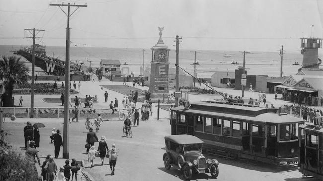 Semaphore, 1930, with the memorial, jetty and tram visible. State Library of SA / B5465