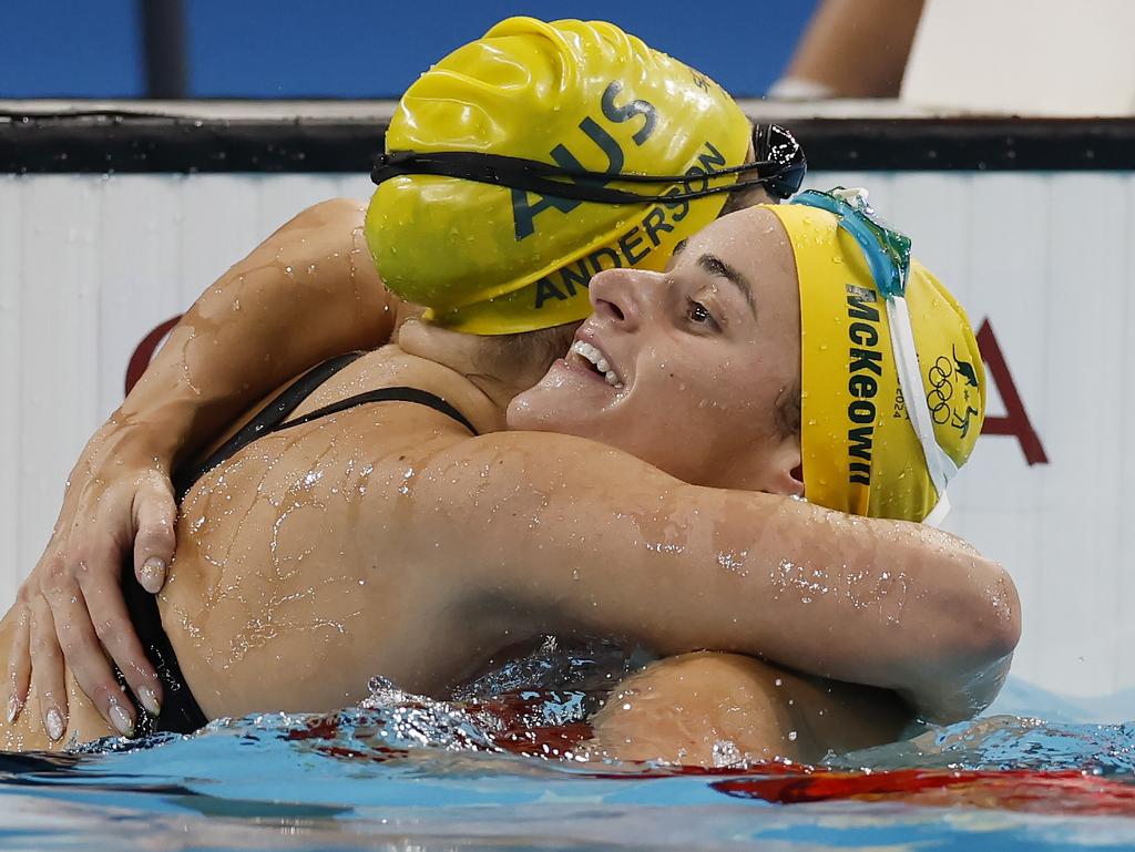 Kaylee McKeown hugs Australian teammate Iona Anderson after the race. Picture: Michael Klein