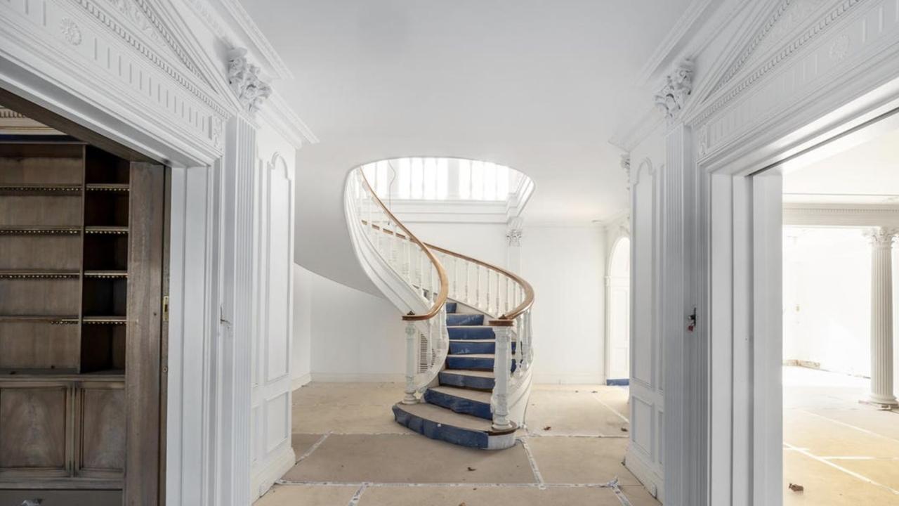 A spiral staircase in the entrance hallway and a gallery-style landing.