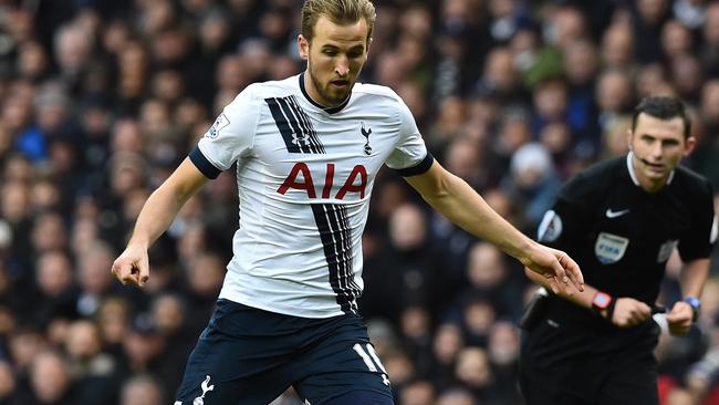 Tottenham Hotspur's English striker Harry Kane (C) is watched by Chelsea's Serbian midfielder Nemanja Matic during the English Premier League football match between Tottenham Hotspur and Chelsea at White Hart Lane in north London on November 29, 2015. AFP PHOTO / BEN STANSALL RESTRICTED TO EDITORIAL USE. No use with unauthorized audio, video, data, fixture lists, club/league logos or 'live' services. Online in-match use limited to 75 images, no video emulation. No use in betting, games or single club/league/player publications.