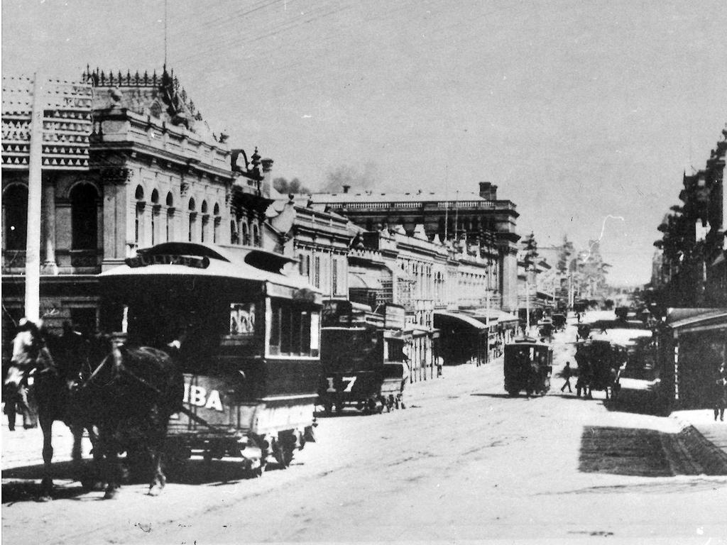 Horse-drawn trams at the intersection of Queen and Eagle streets about 1900