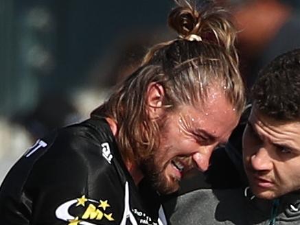 AUCKLAND, NEW ZEALAND - NOVEMBER 02: Kieran Foran of the Kiwis   leaves the field with an injury during the International Rugby League Test Match between the New Zealand Kiwis and the Great Britain Lions at Eden Park on November 02, 2019 in Auckland, New Zealand. (Photo by Fiona Goodall/Getty Images)