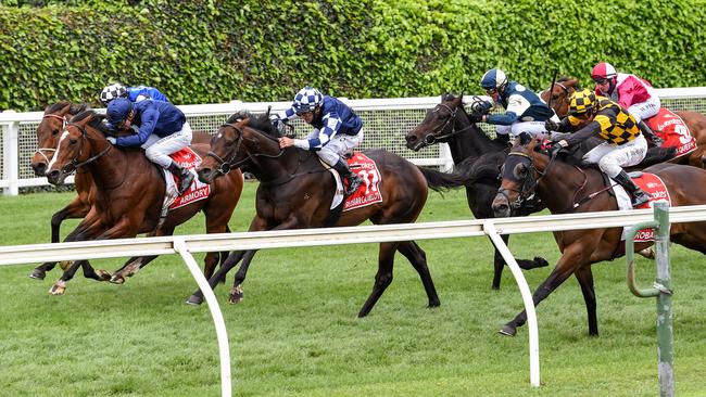 The field comes round the home turn. Picture: Getty Images