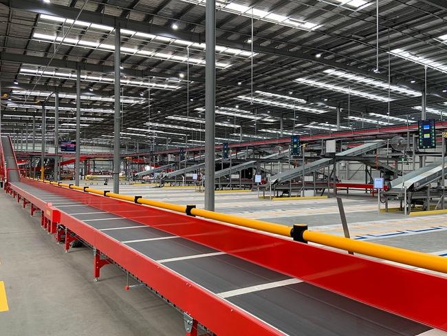 Australia Post will set up an automated parcel storing facility at Avalon Airport using a machine from Europe that will cover about 2000 sq m.