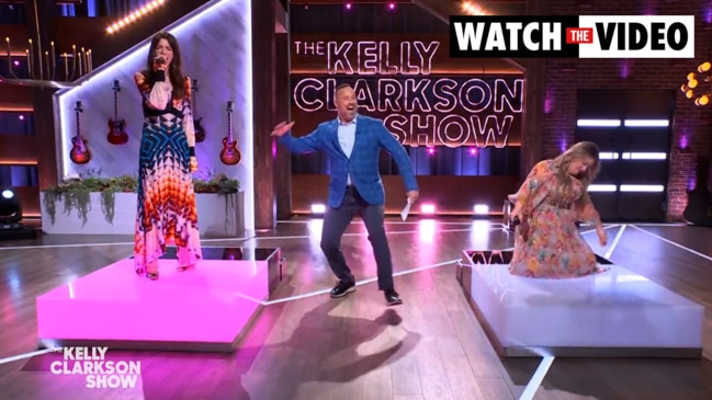 Anne Hathaway blows Kelly Clarkson away (The Kelly Clarkson Show)