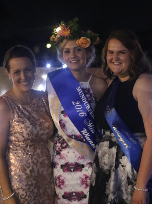 Rachel Chambers, Miss Showgirl Brittany Cross and Lynette Vicary at the Mundubbera Sunset Soiree. Photo Tobi Loftus / Central & North Burnett Times 2016.