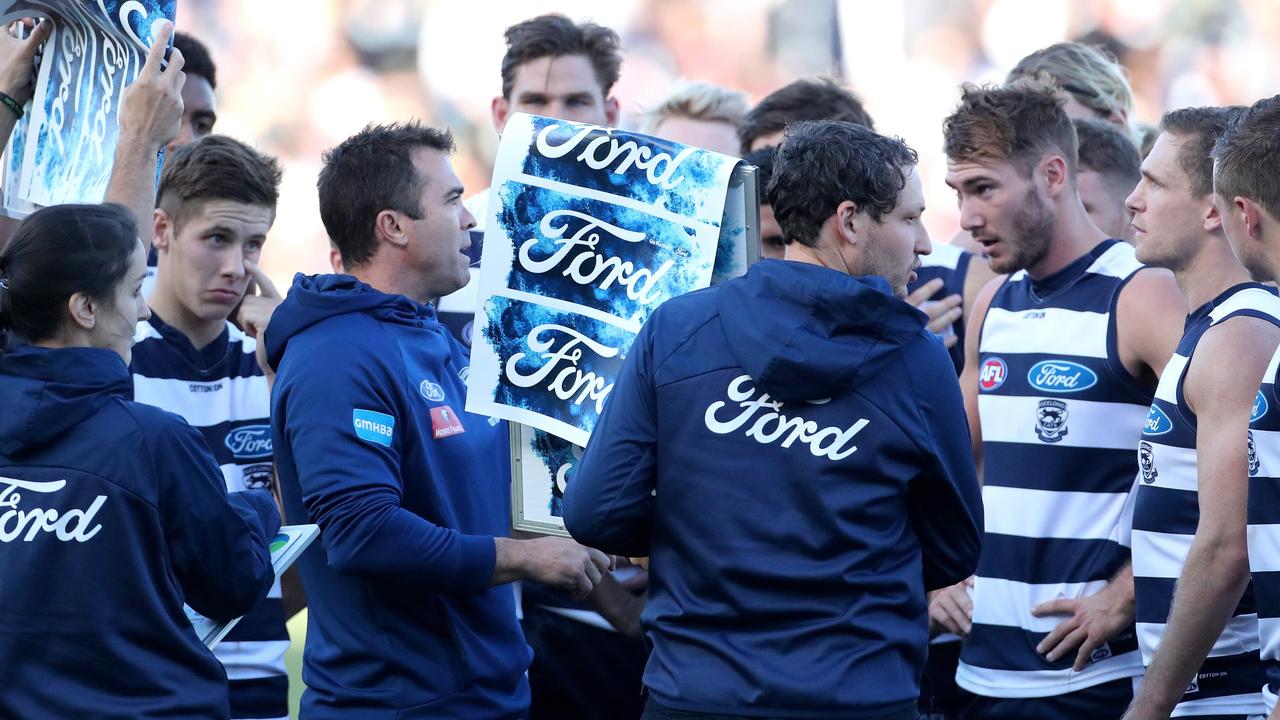 Geelong coach Chris Scott speaks to his players. (AAP Image/Mark Dadswell)