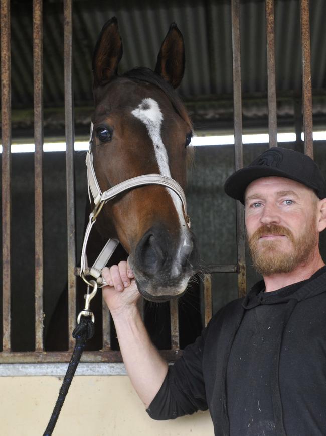 Stablehand Scott Kelly with Savanna Jeune