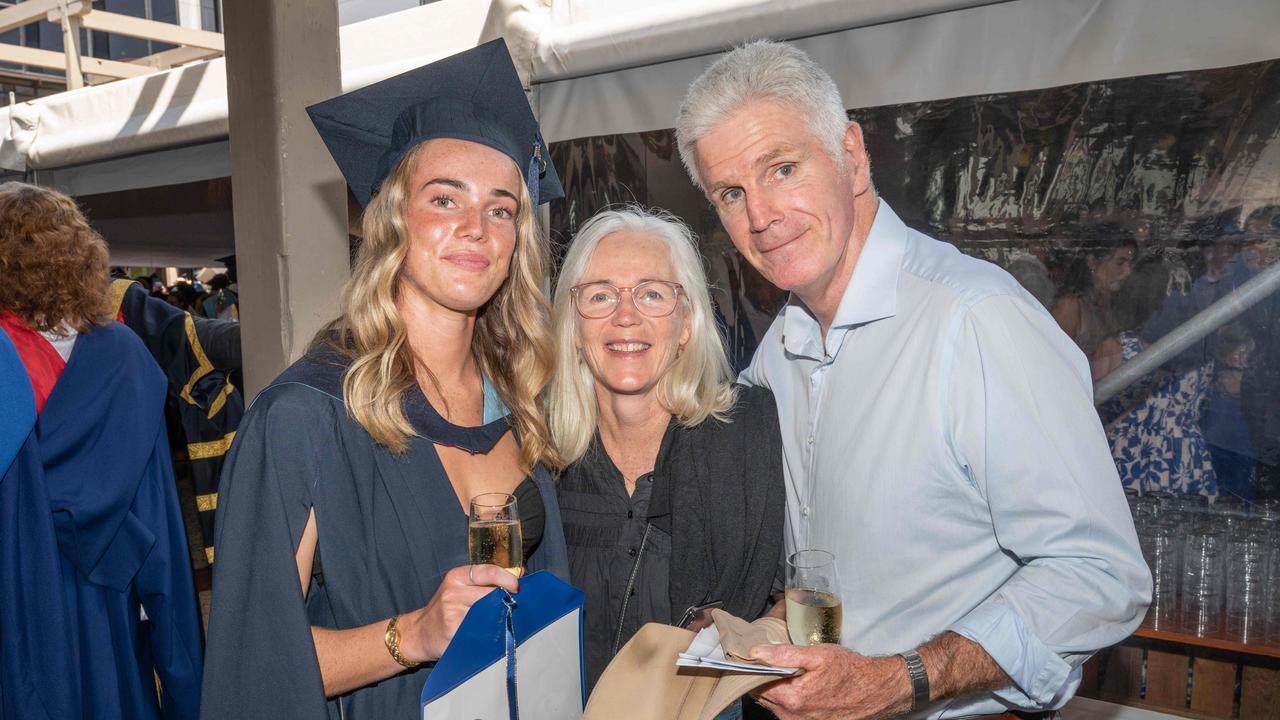 04-02-2025 Deakin Graduation Bachelor of Exercise and Sport Science, Sarah Campbell, Kate Campbell and Ian Campbell