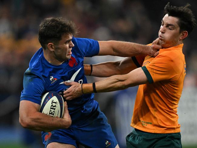 France's wing Damian Penaud (L) runs with the ball past Australia's fullback Jock Campbell (R) (Photo by MARTIN BUREAU / AFP)