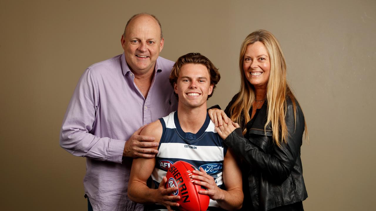 Oscar Brownless (centre) poses for a photo with his father and Cats champion Billy and mother Nicky. (Photo by Adam Trafford/AFL Media/Getty Images)