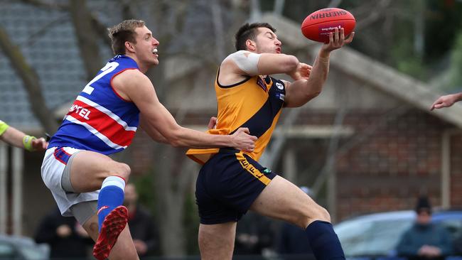 EDFL: Keilor’s Jon Marsh and Strathmore’s Andrew Vavra of Strathmore. Picture: Hamish Blair