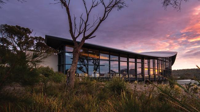 The exterior of luxury lodge Saffire Freycinet.