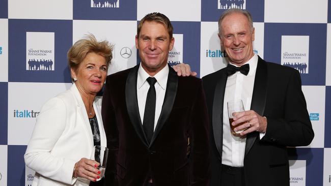 Shane Warne with his parents Brigitte and Keith i 2015. Picture: Julie Kiriacoudis