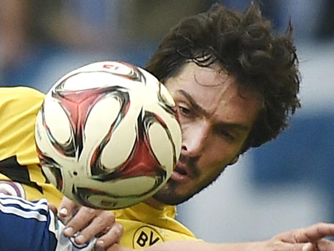 Schalke's Klaas Jan Huntelaar from the Netherlands and Dortmund's Mats Hummels, from left, challenge for the ball during the German Bundesliga soccer match between FC Schalke 04 and Borussia Dortmund in Gelsenkirchen, Germany, Saturday, Sept. 27, 2014. (AP Photo/Martin Meissner)