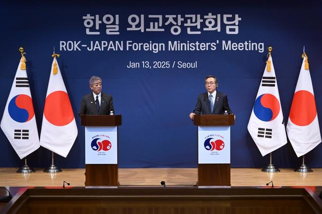 South Korean Foreign Minister Cho Tae-yul (R) met Japanese counterpart Takeshi Iwaya (L)  for talks in Seoul