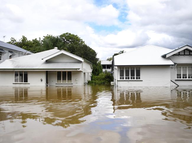 New wave of building company collapses amid tradie exodus