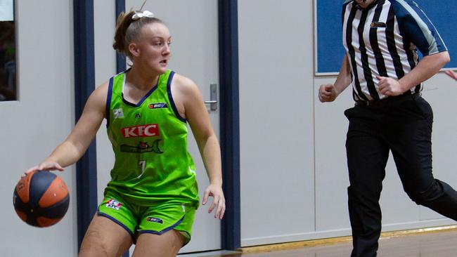 Molly McLaren in action for Warrnambool. Photo: Basketball Victoria.