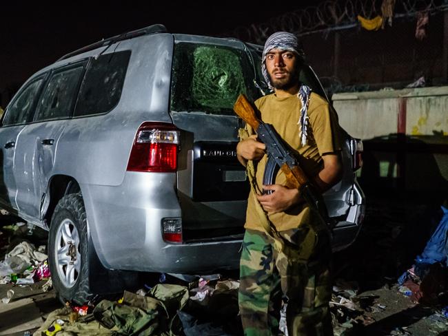 A Taliban fighter guards a checkpoint outside the airport in Kabul, Afghanistan. Picture: MARCUS YAM / LOS ANGELES TIMES