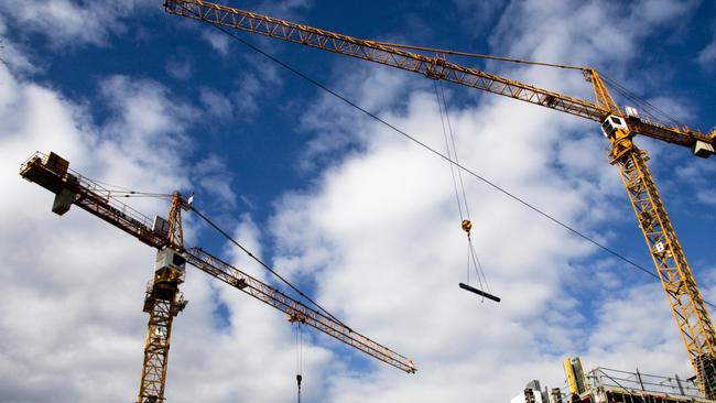 Cranes across the Gold Coast have been shutdown by Workplace, Health and Safety over concerns of safety.