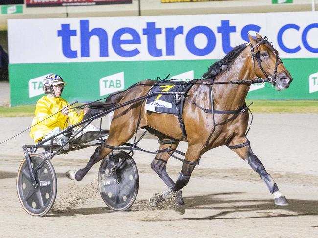 Race 7: Melton Park, Saturday 30-3-2024 Swift Signs 3yo Pace Winner: Kingman (7) Trainer: Emma Stewart; Driver: Mark Pitt Race Distance: 2,240 metres, Mile Rate: 1.54.4 photography: Stuart McCormick