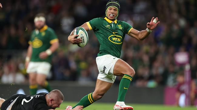 South Africa’s Kurt-Lee Arendse breaks clear to score against the All Blacks in a Wolrd Cup warm-up at Twickenham. Picture: Getty Images.