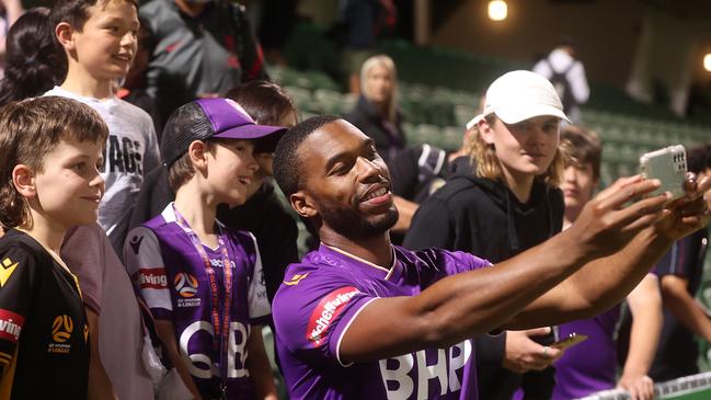 A-League marquee man Daniel Sturridge poses for selfies with Perth Glory supporters. Picture: Paul Kane / Getty Images