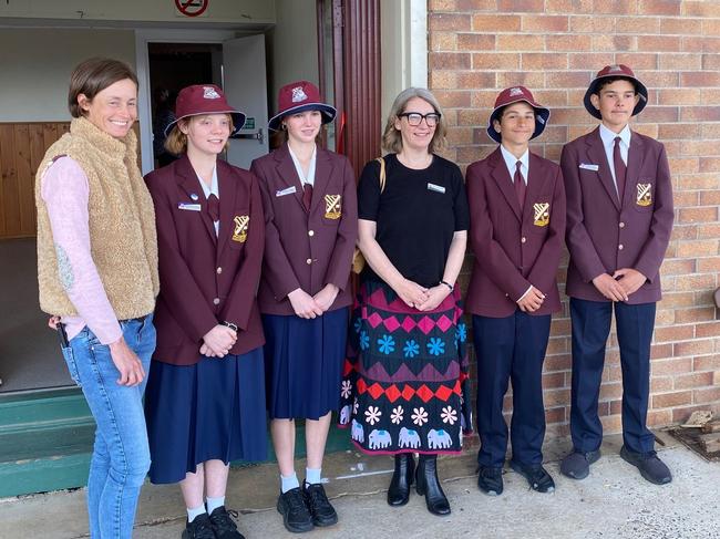 Mayor Melissa Hamilton, Cr Carla Pidgeon with students from Allora State School. August 7, 2024. (Photo: SDRC)