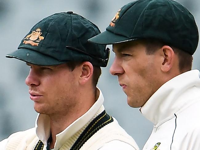 Australia's Steve Smith (L) speaks with captain Tim Paine (R) on the third day of the second cricket Test match against Pakistan in Adelaide on NDecember 1, 2019. (Photo by William WEST / AFP) / -- IMAGE RESTRICTED TO EDITORIAL USE - STRICTLY NO COMMERCIAL USE --