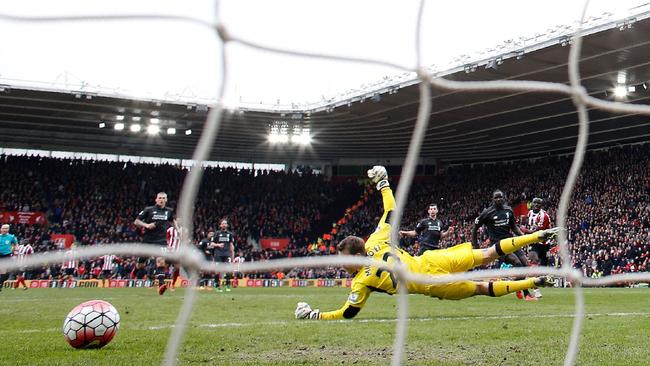 Southampton's Sadio Mane (R) scores his team's third goal.