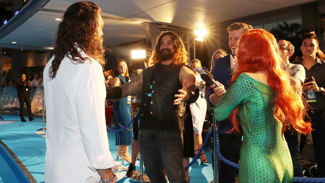 Jason Momoa meets a look alike at the Australian premiere of Aquaman. Picture: Nigel Hallett