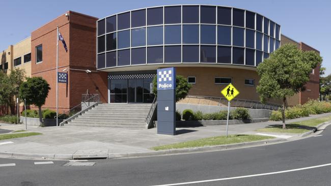 A crap-chucking crook who threatened his dad with a dead pigeon and flung poo around a Frankston police cell has done a runner.