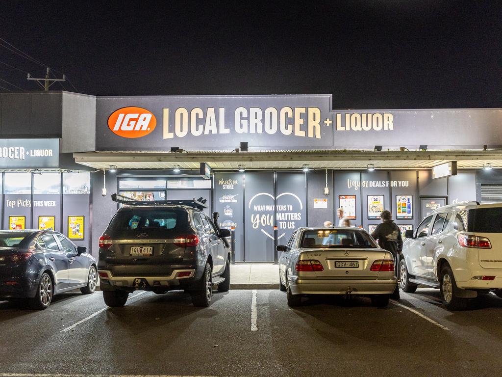 Brighton grocery store ambushed by machete-wielding trio | Herald Sun