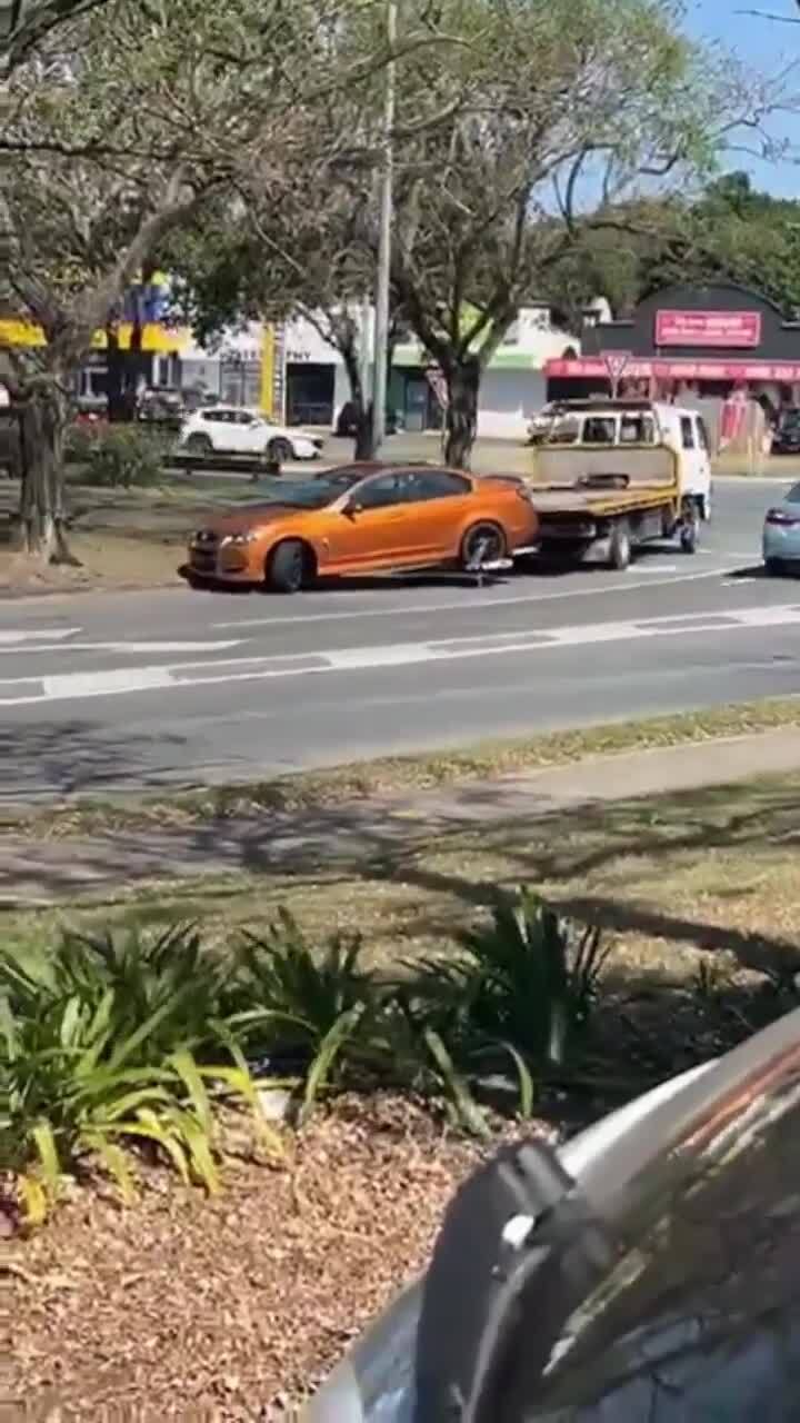 Unmarked tow truck steals vehicle in broad daylight