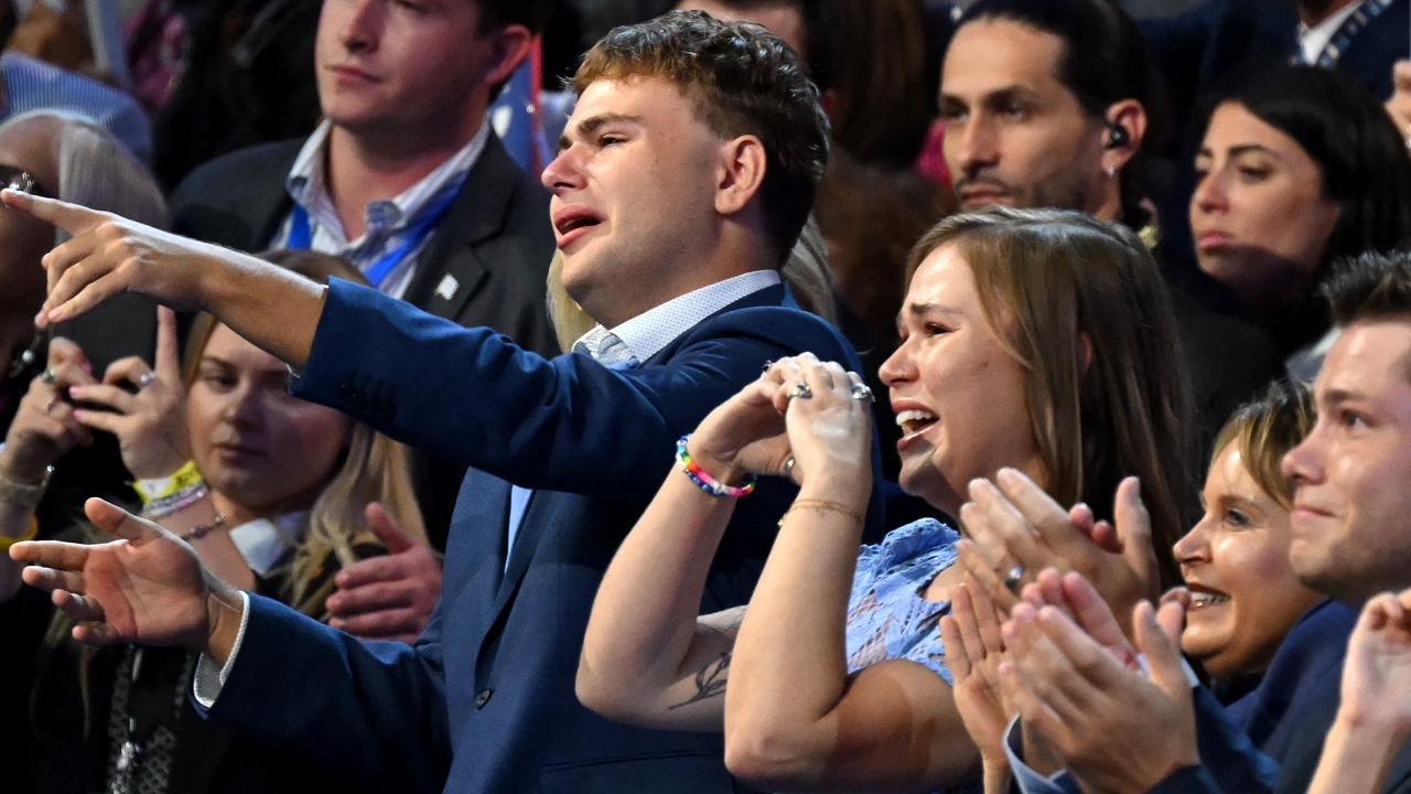 Gus Walz appeared to mouth “that’s my dad” while Hope Walz gave heart symbol. (Photo by ANDREW CABALLERO-REYNOLDS / AFP)