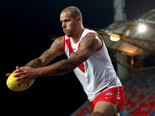 GOLD COAST, AUSTRALIA - JULY 18: Lance Franklin of the Swans kicks for goal during the round 18 AFL match between Greater Western Sydney Giants and Sydney Swans at Metricon Stadium on July 18, 2021 in Gold Coast, Australia. (Photo by Kelly Defina/Getty Images)