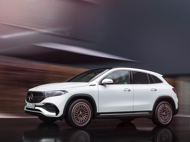 Mercedes-EQ, EQA 250, Edition 1, Fahraufnahme, digitalweiss. EQA 250 (Stromverbrauch kombiniert: 15,7 kWh/100 km; CO2-Emissionen kombiniert: 0 g/km) // Mercedes-EQ, EQA 250, Edition 1, driving shot, digital white. EQA 250 (combined power consumption: 15.7 kWh/100 km, combined CO2 emissions: 0 g/km)