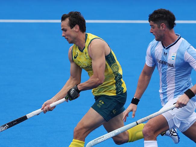 PARIS, FRANCE - JULY 27: Thomas Craig of Team Australia runs with the ball whilst under pressure from Juan Catan of Team Argentina during the Men's Pool B match between Australia and Argentina on day one of the Olympic Games Paris 2024 at Stade Yves Du Manoir on July 27, 2024 in Paris, France. (Photo by Alex Pantling/Getty Images)