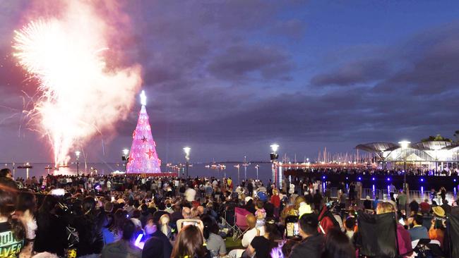 New Year’s Eve 2017: Thousands enjoy fireworks at Geelong Waterfront ...